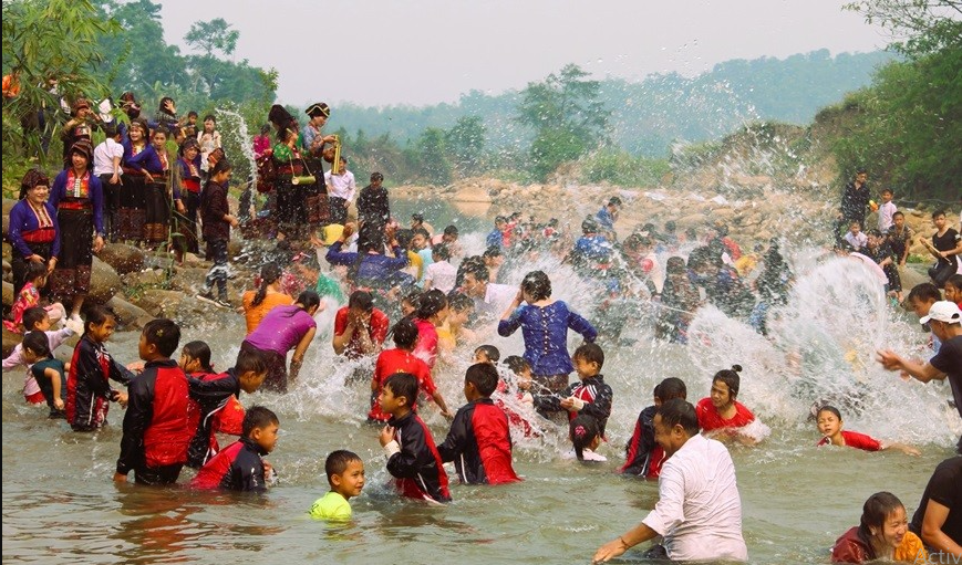 Đặc sắc lễ hội Tết té nước Bun Huột Nặm của người Lào ở Điện Biên