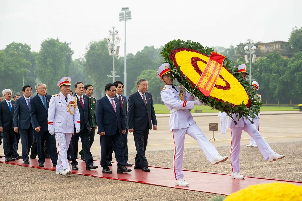 Các đại biểu Quốc hội vào Lăng viếng Chủ tịch Hồ Chí Minh trước khai mạc Kỳ họp thứ 8, Quốc hội khoá XV