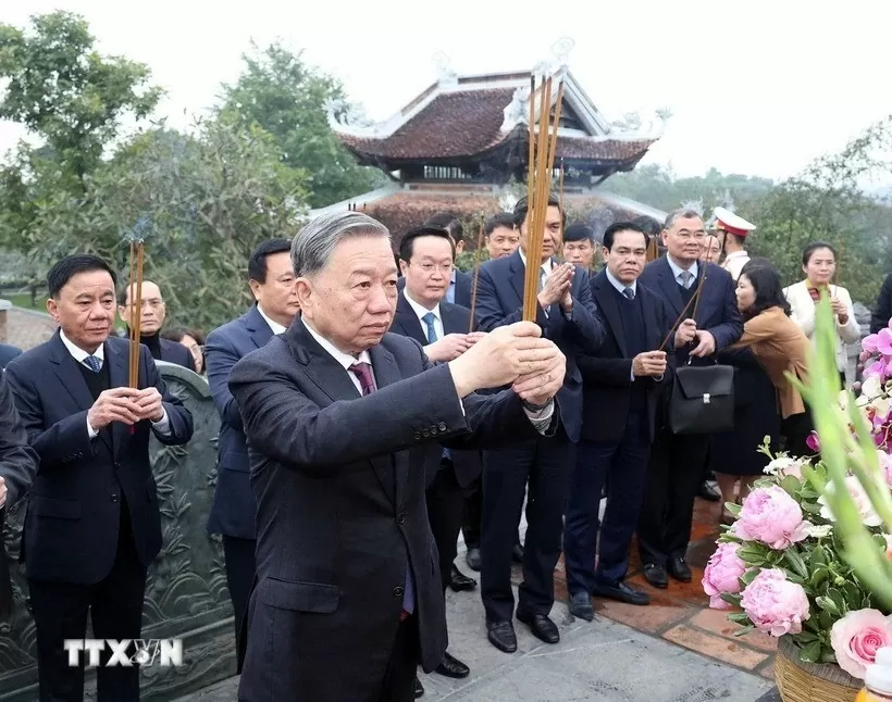 Tổng Bí thư Tô Lâm dâng hương tưởng niệm Chủ tịch Hồ Chí Minh tại Nghệ An